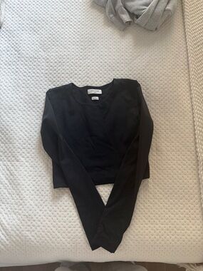 Aritzia Black Cropped Long-Sleeve Top size S